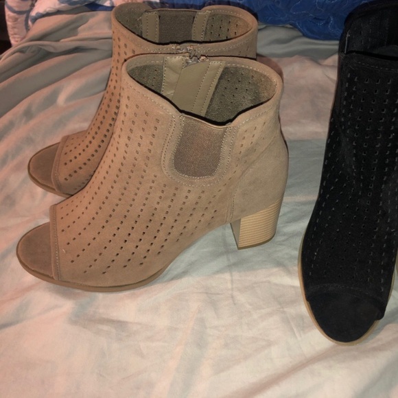 Journee Collection Shoes - Size 8.5 Journee Ankle Boots Journee Collection Shoes - Size 8.5 Journee Ankle Boots